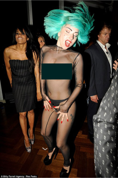 Lady Gaga accepted the Style Icon award from V magazine editor-in-chief Stephen Gan.  