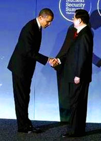 President Barack Obama greets Chinese President Hu Jintao during the official arrivals for the Nuclear Security Summit in Washington, Monday April 12, 2010. 